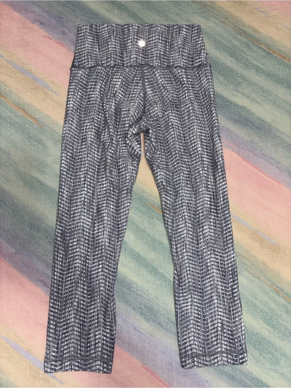 Lululemon Wunder Under Crop Arrow Jacquard size 6